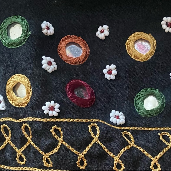 Beautiful soft wool full sized wrap/scarf with an intricate design 💝 - Picture 10 of 15